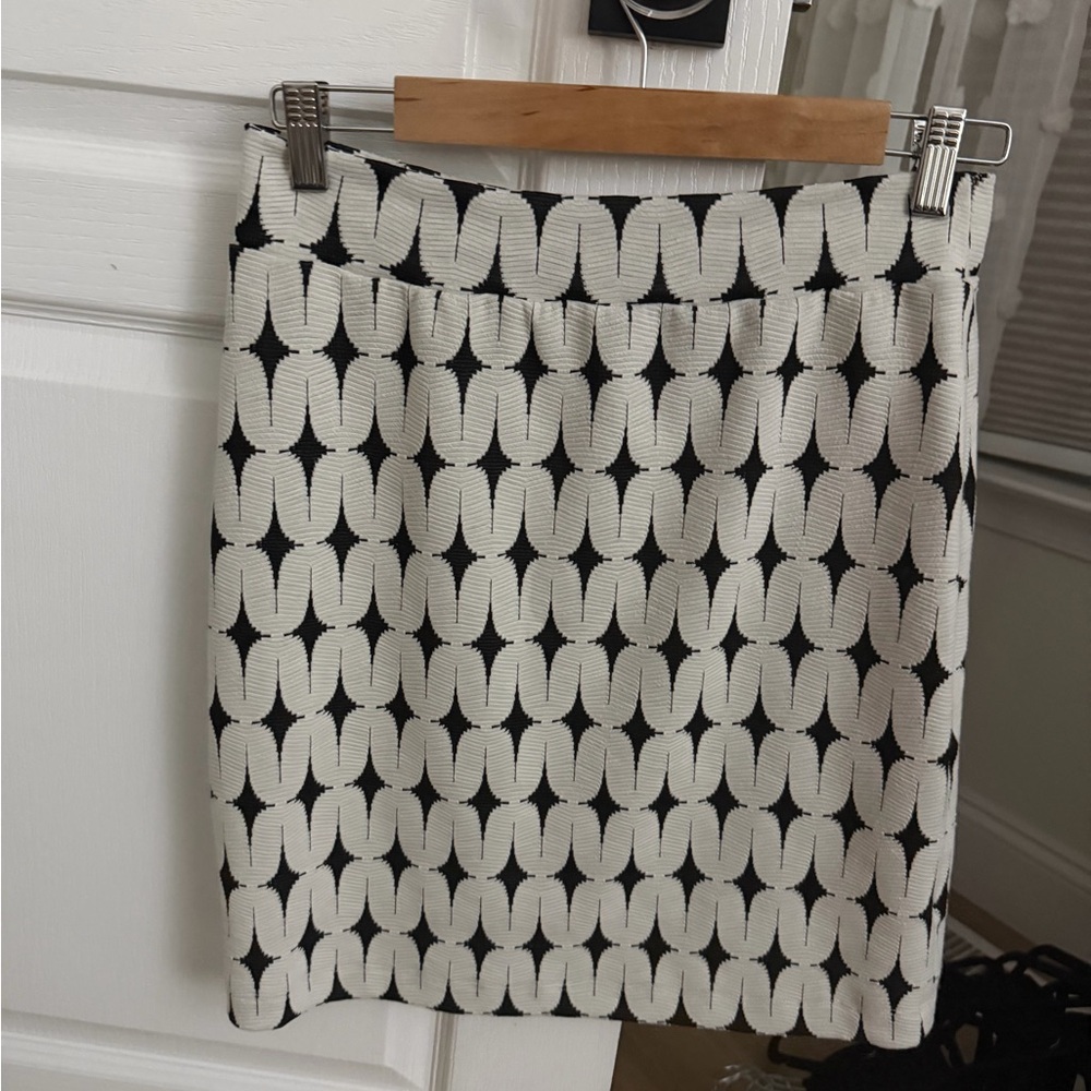 Stylish Black and White Patterned Skirt